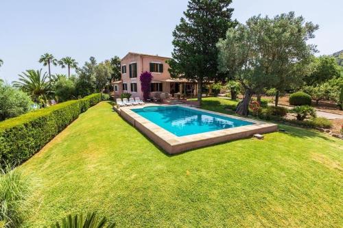 Villa in Alcudia with passion and care in every detail by Renthousing