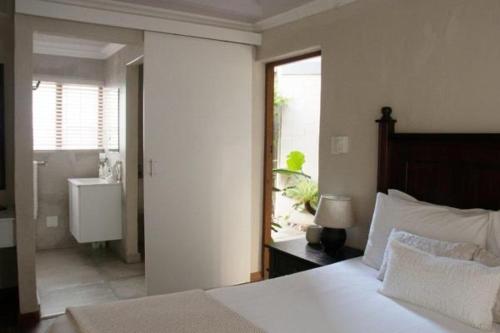 Postel nebo postele na pokoji v ubytování Tinroofs Cottage