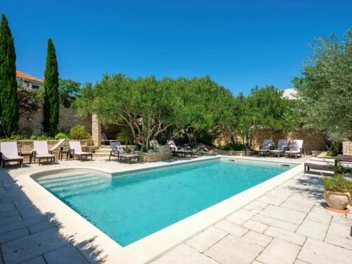 Bazén v ubytování Villa Kos Murter Apartments nebo v jeho okolí