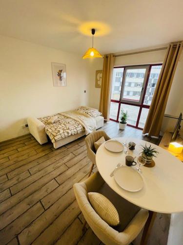 un salon avec une table et un lit dans l'établissement Le Studio de Théa - Private Parking - 2 Guests, au Mans