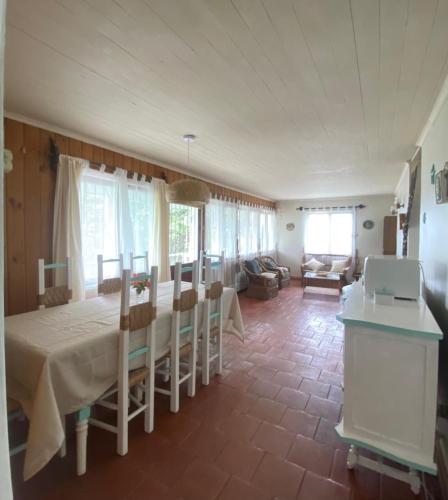 a dining room with a white table and chairs at Casa para 4 personas sector península Tongoy in Tongoy
