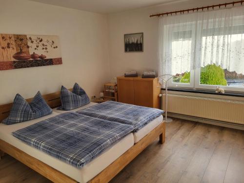 a bedroom with a bed and a window at Ferienwohnung in Hameln am Wald in Hameln