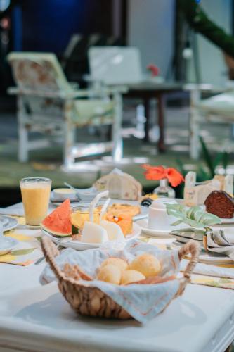 バーハ・グランデにあるPousada Fruta Pãoの食べ物入れのテーブル