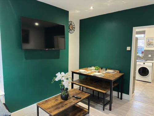 Dapur atau dapur kecil di 1 min from Anfield Stadium 3 Car Parking Spots