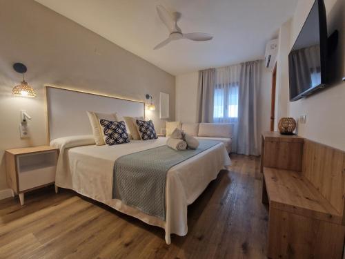a hotel room with a bed and a tv at Hotel Bodegón de Peñíscola in Peñíscola
