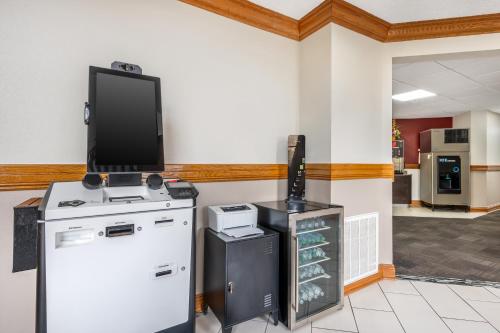 TV a/nebo společenská místnost v ubytování Red Roof Inn Greencastle South - Cloverdale