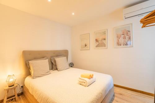 une chambre avec un lit avec des serviettes dessus dans l'établissement Vieil Antibes, 3 min plage de la Gravette, à Antibes