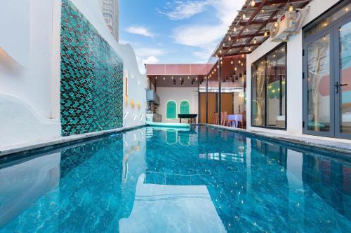 una piscina con acqua blu in una casa di SunDay Villa 13 NH - Đi Bộ Ra Biển - Free Bida - Karaoke a Vung Tau