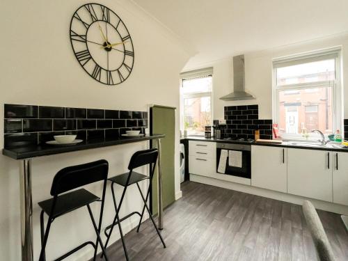 Dapur atau dapur kecil di Crew Quarters - Your Ideal Stay in Bury