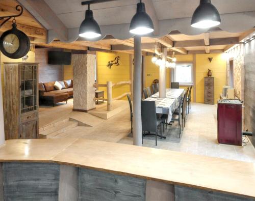 - une salle à manger et un salon avec une table à manger dans l'établissement Maison spacieuse à Arrentès-de-Corcieux avec jacuzzi, à Arrentès-de-Corcieux