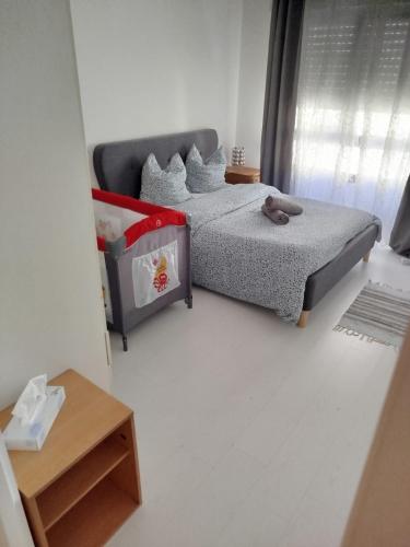 - une chambre avec un lit et une table dans l'établissement T2 Strasbourg - Le 