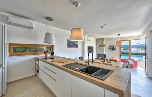 Gambar di galeri bagi 4 Bedroom Stunning Home In Turanj di Turanj