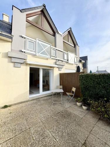 Cette maison dispose d'un balcon et d'une terrasse avec une table. dans l'établissement Lovely ! T2 Top Cosy - Terrasse, à Quiberon
