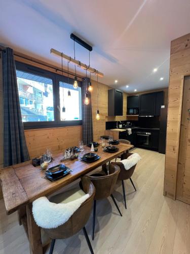 une salle à manger avec une grande table et des chaises en bois dans l'établissement La Foux d 'Allos centre station T4, 7 pers, à La Foux