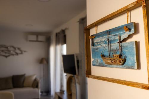 Μια τηλεόραση ή/και κέντρο ψυχαγωγίας στο Charisma Beach Front Villa