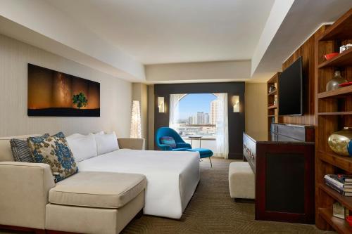 Postel nebo postele na pokoji v ubytování Renaissance Phoenix Downtown Hotel