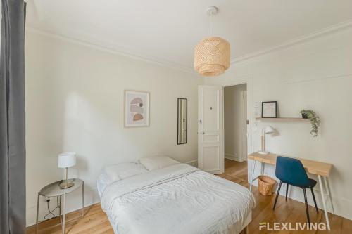 une chambre blanche avec un lit et un bureau dans l'établissement Flexliving - whole house - Gabriel Peri, à Levallois-Perret