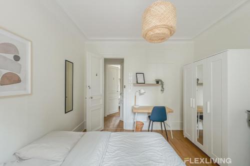 une chambre blanche avec un lit et un bureau dans l'établissement Flexliving - whole house - Gabriel Peri, à Levallois-Perret