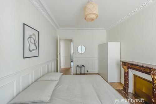 un salon avec un canapé et une cheminée dans l'établissement Flexliving - whole house - Hoche, à Levallois-Perret