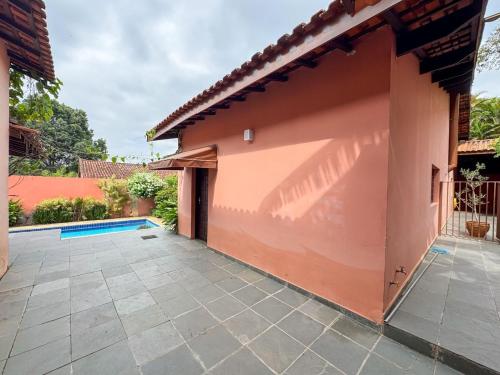 a courtyard of a house with a swimming pool at Casa espaçosa a apenas 30 minutos de SP in Sao Paulo