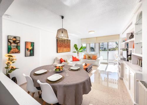 New Charming Apartment by the beach with swimming pool, parking & tennis court