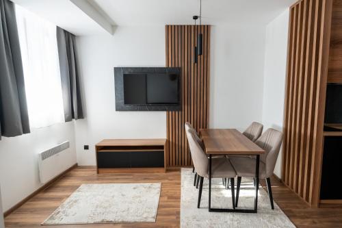 Μια τηλεόραση ή/και κέντρο ψυχαγωγίας στο Apart-Hotel Ariš Kopaonik