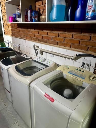 a washer and dryer sitting in a kitchen at Quarto privativo completo no Centro in Botucatu