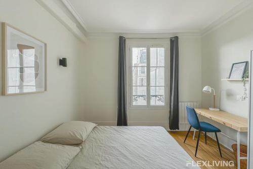 une chambre avec un lit, un bureau et une fenêtre dans l'établissement Flexliving - whole house - Gabriel Peri, à Levallois-Perret