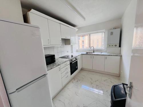 Køkken eller tekøkken på Queensway 2 bedroom flat
