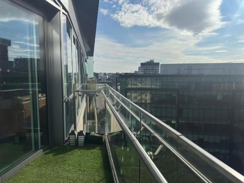Balcony 60 Inch TV Penthouse City Centre with views photo 16