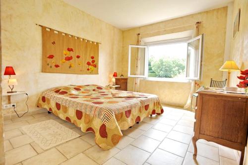 une chambre avec un lit et une fenêtre dans l'établissement La bergerie de vaulongue a 3km de la mer mediterranee, à Saint-Raphaël