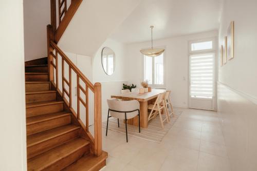 - une cuisine et une salle à manger avec une table et des escaliers dans l'établissement Jolie maison rénovée dans un quartier calme - 6 personnes, à Les Sables-dʼOlonne