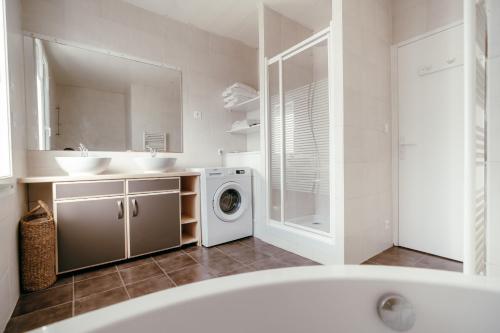 une salle de bain avec un lavabo et une machine à laver dans l'établissement Jolie maison rénovée dans un quartier calme - 6 personnes, à Les Sables-dʼOlonne