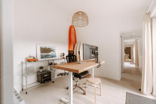 un bureau avec un bureau en bois et une chaise dans l'établissement Charmant appartement à la décoration cosy - 2 personnes, à Les Sables-dʼOlonne