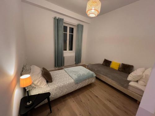 un salon avec un canapé et une fenêtre dans l'établissement Grand Chelem 2, à Le Touquet-Paris-Plage