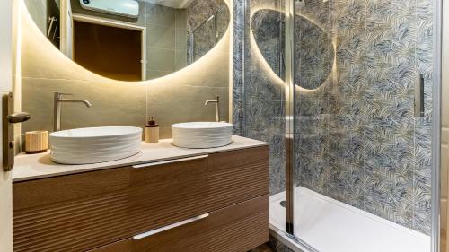 une salle de bain avec deux lavabos et une douche dans l'établissement La belle Jeannine - T2 40 m2 - Calme, central, haut de gamme, tout équipé, à Dijon