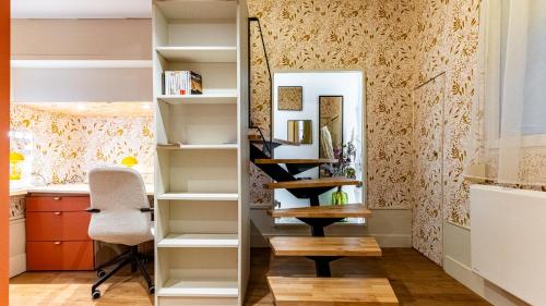 - un escalier dans une chambre avec un bureau et une chaise dans l'établissement La belle Jeannine - T2 40 m2 - Calme, central, haut de gamme, tout équipé, à Dijon