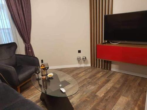 Een TV en/of entertainmentcenter bij Бутиков апартамент Kora DM
