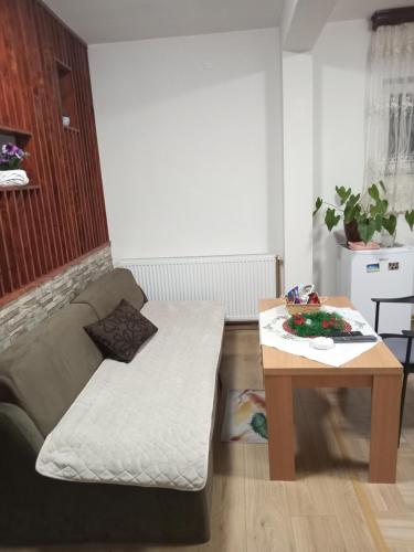 una sala de estar con un sofá y una mesa en Apartmani Lučić, en Višegrad
