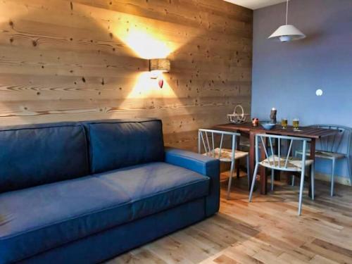 un salon avec un canapé et une table dans l'établissement Studio avec coin montagne et belle vue panoramique, à Huez