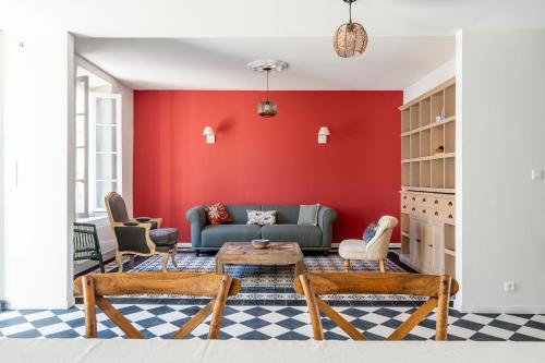 - un salon avec un mur rouge dans l'établissement Maison entre Port et Calanques, à La Ciotat