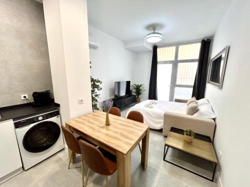 Valencia Getaway - Jacuzzi, Space & Comfort