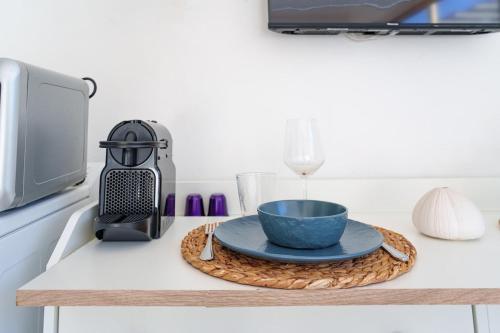 - un bol sur une assiette au-dessus d'un comptoir de cuisine dans l'établissement Studio en bord de plage, à Villeneuve-Loubet