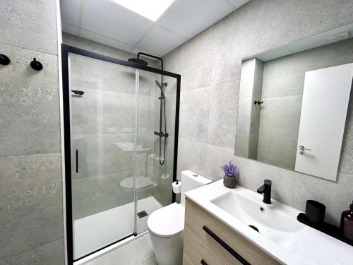 Valencia Getaway - Jacuzzi, Space & Comfort photo 8