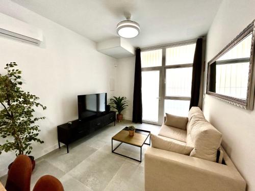 Valencia Getaway - Jacuzzi, Space & Comfort photo 36