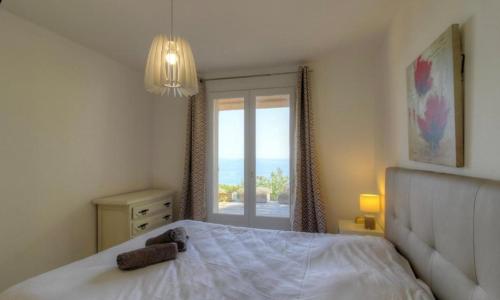 une chambre avec un lit avec vue sur l'océan dans l'établissement Terrasse sur la mer 20, à Porto-Vecchio