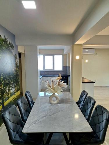 a dining room with a table and chairs at Apartman REINA HOME in Prijedor