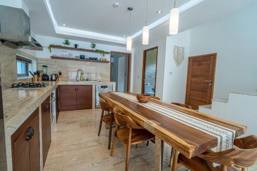 Η κουζίνα ή μικρή κουζίνα στο Villa Traventine Chaweng Noi