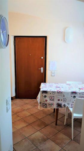 a room with a table and a wooden door at SUITE DEL BORGo in Albino