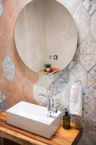 G&H Acropolis Stays! Iconic Views, Stylish Comfort